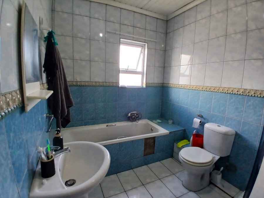4 Bedroom Property for Sale in Devon Park Western Cape